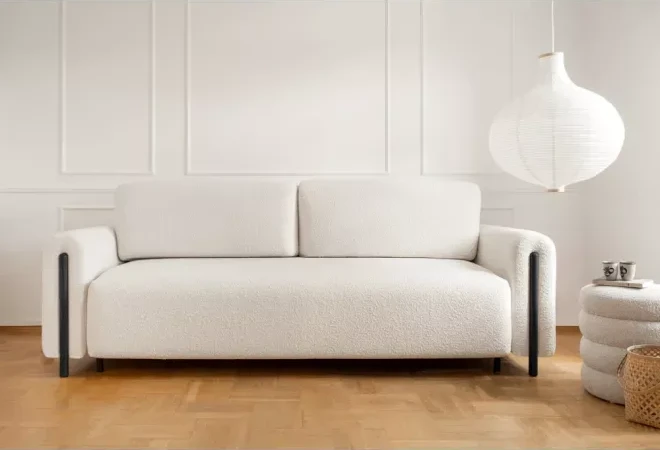 Világos, modern Acado kanapé egy letisztult nappaliban